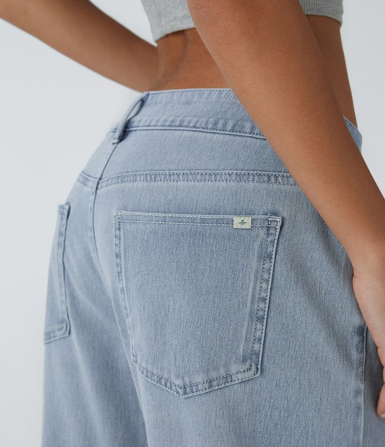 Jean a vita bassa con chiusura a bottone e zip, tasche multiple a gamba larga