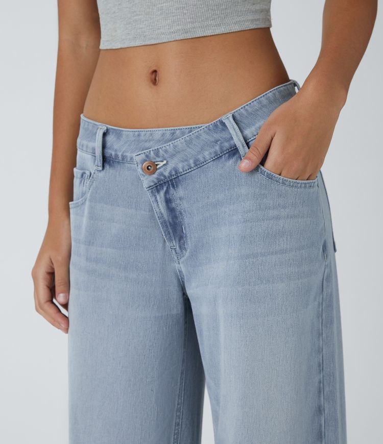 Jean a vita bassa con chiusura a bottone e zip, tasche multiple a gamba larga